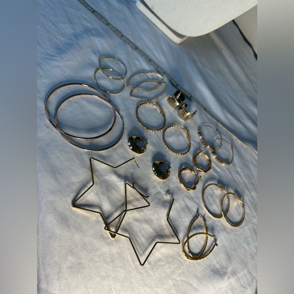 11 Pair of goldtone hoop earrings - Picture 7 of 7